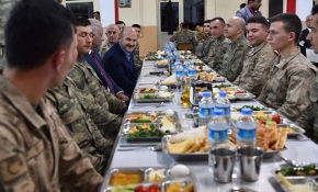 İçişleri Bakanı Soylu, Mehmetçik ile sahur yaptı