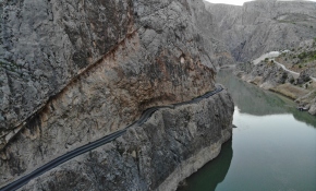 Dünyanın en zorlu yolları arasında gösterilen "Taş Yolu" adrenalin tutkunlarını bekliyor