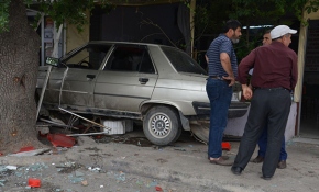 İzmir'de otomobil kahvehaneye girdi: 2 ölü