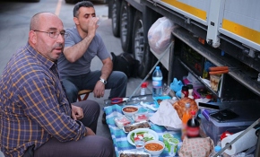 Bir sınır kapısında iftar açıyorlar, diğerinde sahur yapıyorlar