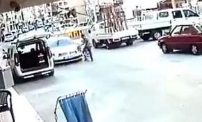 Kendi canını tehlikeye attı, kız çocuğunu ezilmekten kurtardı