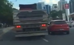 Tır sürücüsü yol vermeyen otomobili sıkıştırıp yoldan çıkardı