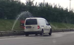 Otoyolu oto yıkamaya çevirdi