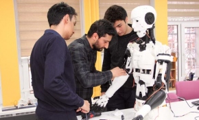 İnsansı robot "Yiğido" nişan alıp atış yapabiliyor
