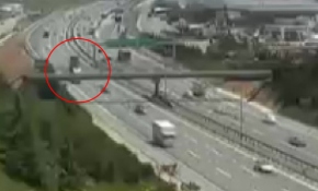 Damperi açılan hafriyat kamyonu üst geçide çarptı