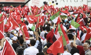 Filistin'e destek için on binler İstasyon Meydanı'ndaydı