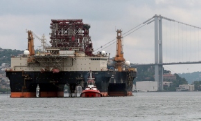 Dev petrol platformu İstanbul Boğazı'ndan geçti