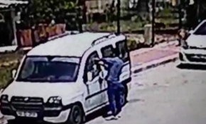 Camını kırdığı aracı benzin döküp ateşe verdi