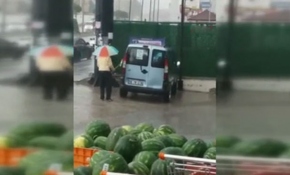 Sağanak yağmur altında araba temizledi