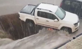 Sağanakta çöken yola, araç düştü