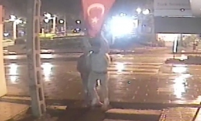 Türk bayrağını önce yere attılar sonra öpmeye başladılar