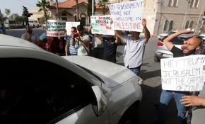 Filistinlilerden ABD'li heyete "yumurtalı ve ayakkabılı" protesto