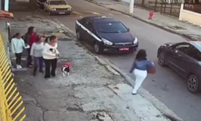 Kadınlara silah doğrulttu, çantalarını aracına koymalarını istedi