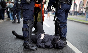 Fransa'da protestoculara sert müdahale