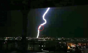 Batman'da uçağın kalkışı sırasında yıldırım düştü