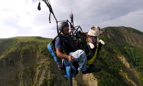 Köpeğiyle yamaç paraşütü yaptı