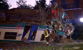 İtalya'da tren kamyonla çarpıştı: 2 ölü