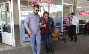 Yolunu bulamayan görme engelli vatandaşa polis yardım etti