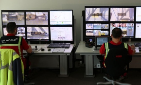 Kocaeli'de liman operatörleri tonlarca ağırlıktaki yükü parmaklarıyla taşıyorlar