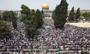 Mescid-i Aksa’da 200 bin kişi Cuma namazı kıldı