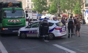 Paris’te iki çöpçüden ilginç protesto girişimi
