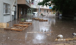 Bursa'da sağanak su baskınlarına neden oldu