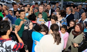 Cumhurbaşkanı Erdoğan iftarı bekleyen vatandaşlarla sohbet etti