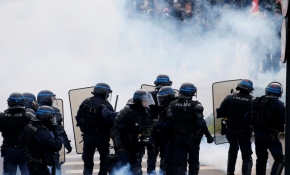 Fransa'da 250 bin gösterici sokaklara döküldü