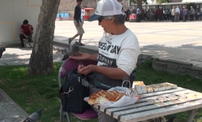 Güvercinleri her gün eliyle besliyor