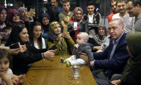 Cumhurbaşkanı Erdoğan pastanede vatandaşlarla sohbet etti