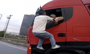 TEM Otoyolu'nda seyir halindeki tırın sürücüsünü yumrukladı