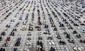 Brüksel'de AB binası önüne 4 bin 500 çift ayakkabı koydular