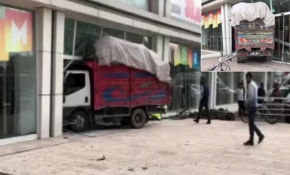 İstanbul'da freni patlayan kamyonet AVM'ye daldı