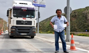 Tartıya itiraz eden tır sürücüsü 6 saat boyunca eylem yaptı