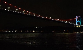 FSM Köprüsü'nde Azerbaycan renkleri