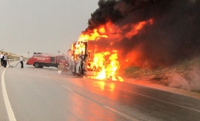 Seyir halindeyken alev alan yolcu otobüsü küle döndü