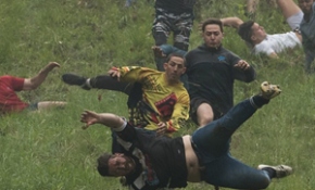 İngiltere'de peynir yuvarlama yarışı izleyenleri güldürdü