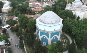 Adını seramiklerinin renginden alan külliye