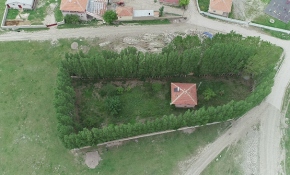 Evi çevreleyen ağaçlar kale suru gibi