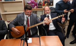 Başbakan Yardımcısı Akdağ, Erzurumlu halk ozanlarıyla atıştı