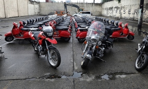 Filipinler'de kaçak araçlar buldozerle ezildi