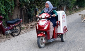 Finike'nin her köşesine motosikletiyle süt dağıtıyor