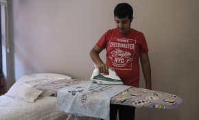 Engelliler, okulda bulunan uygulama evlerinde hayatı öğreniyor