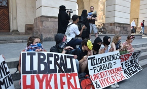 Danimarka'da burka ve peçe yasağı protesto edildi