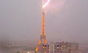 Eyfel Kulesi'ne yıldırım düştü, şehri aydınlattı