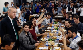 Cumhurbaşkanı Erdoğan Üniversite öğrencilerinin sahur sofralarına misafir oldu