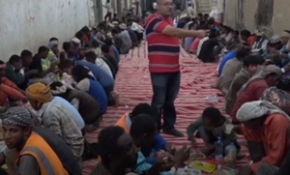 Yemen'de 500 gönüllü, temizlik işçileri için iftar verdi