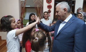 Başbakan Yıldırım, sevgi evinde kalan çocukları ziyaret etti