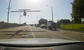 Kaliforniya'da motoru arızalanan uçak, işlek bir caddeye acil iniş yaptı