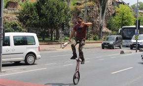 Kırmızı ışıkta bekleyenlere akrobasi gösterisi